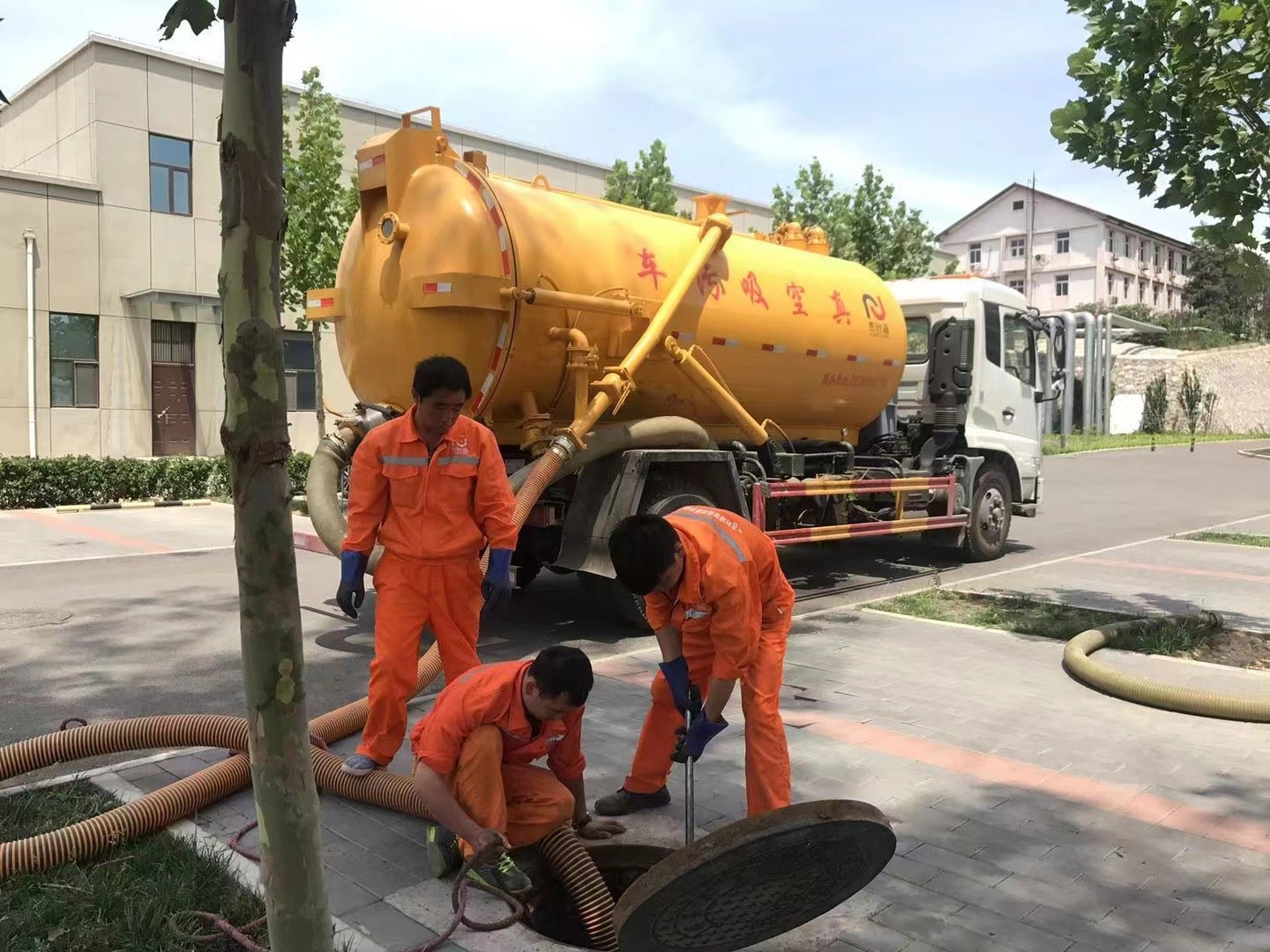 金华管道疏通车停在窨井附近