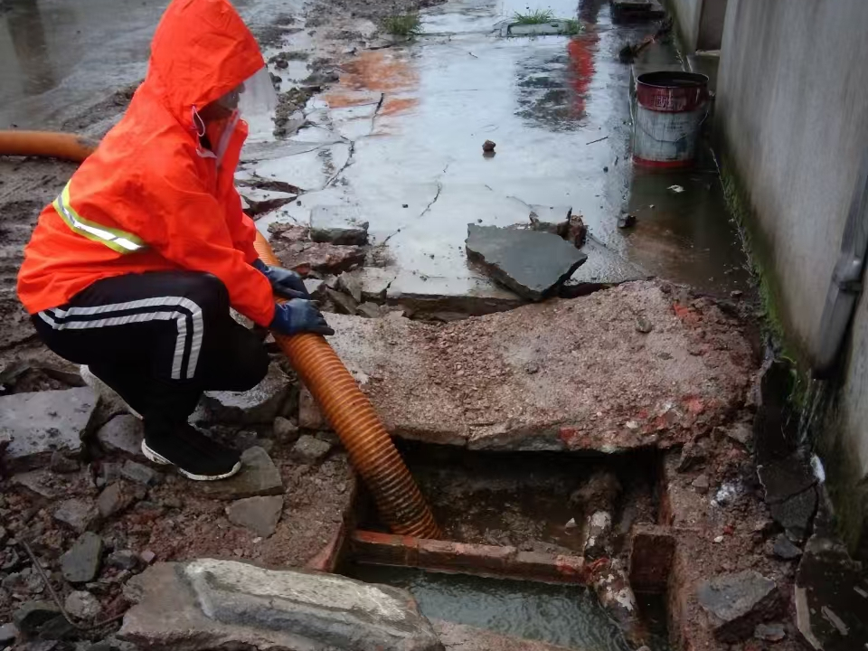 金华专业清理污水池 炜誉市政以规范流程守护城市 “肠道”